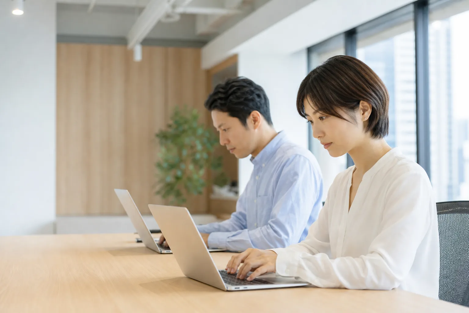 研修後、日常業務のなかでAIを使いこなすオフィスのイメージ